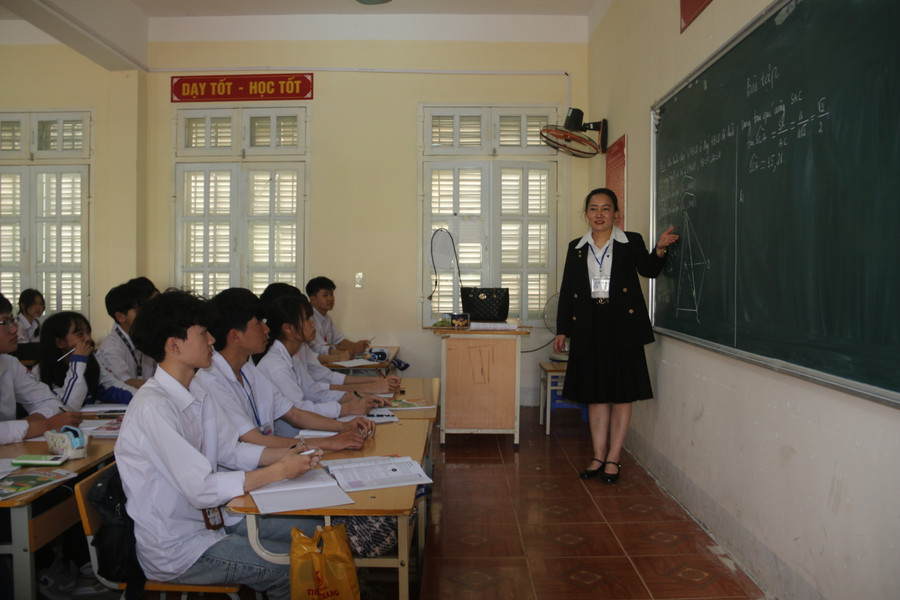 Cô Quỳnh đang giảng dạy tại lớp học.