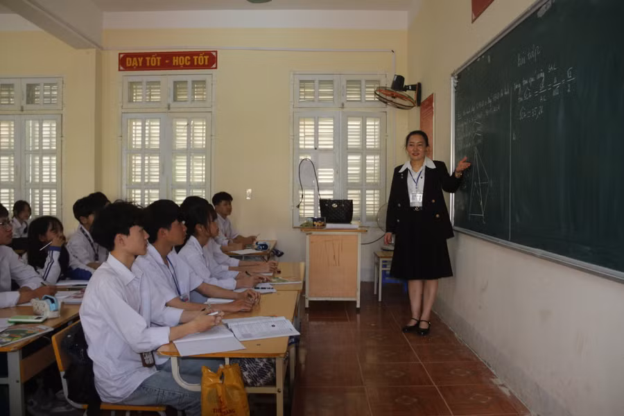 Cô Quỳnh đang giảng dạy tại lớp học. Cô Quỳnh đang giảng dạy tại lớp học.