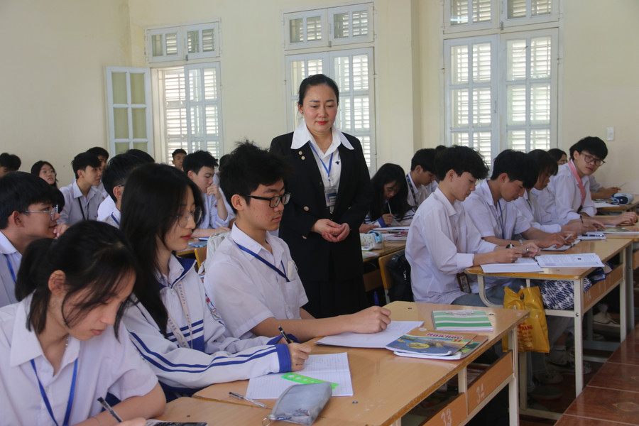 Các em học sinh đang học tiết học môn Toán của cô Quỳnh.