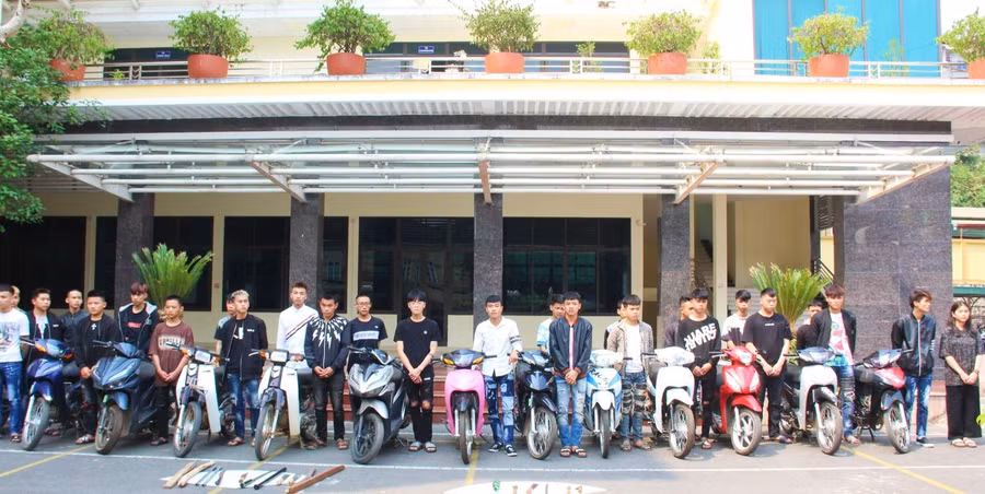 Nhóm các đối tượng gây rối trật tự công cộng trên Quốc lộ 6.