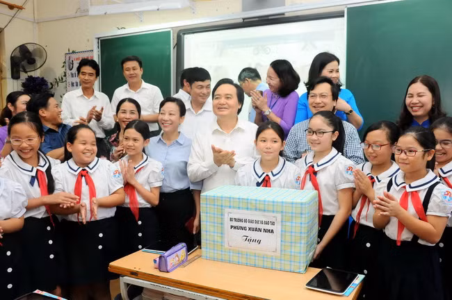 Bộ Trưởng Phùng Xuân Nhạ cùng thầy và trò Quảng Ninh.