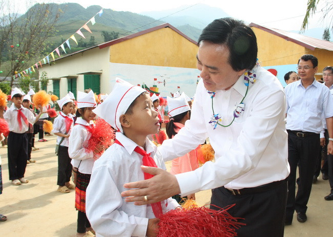 Bộ trưởng Phùng Xuân Nhạ với học sinh tỉnh Lào Cai Bộ trưởng Phùng Xuân Nhạ với học sinh tỉnh Lào Cai