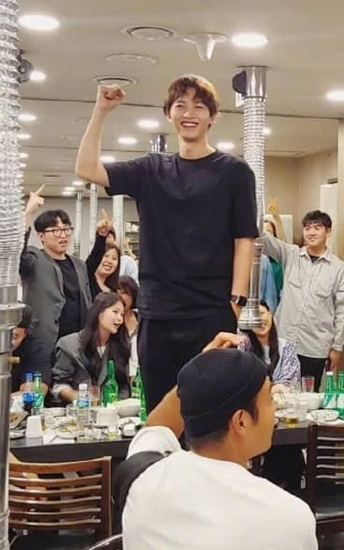 song-joong-ki-xo-xac-4-ngoisao Rò rỉ thêm hình ảnh Song Joong Ki vui vẻ giữa ồn ào ly hôn, thế nhưng thân hình gầy rộc xơ xác mới thật sự đau lòng-1