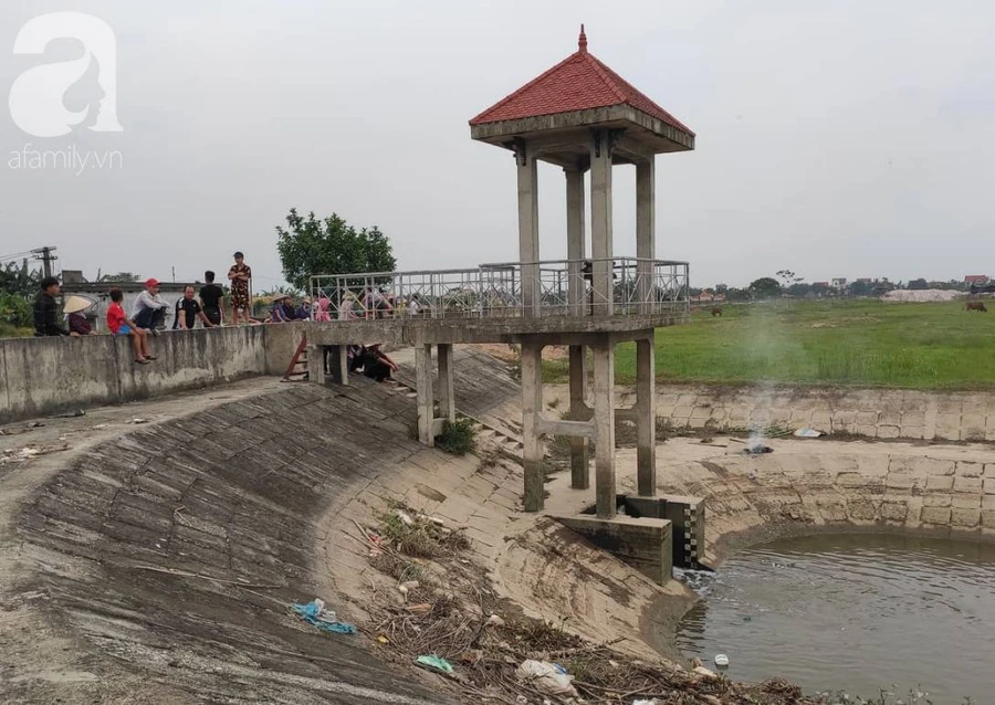 Tiếng khóc xé lòng trong ngôi nhà 3 đứa trẻ bị đuối nước: “Tụi nó còn chưa kịp ăn bữa cơm chiều với bố mẹ“