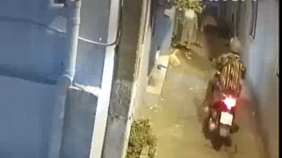 Video trong ngõ hẹp, thanh niên sàm sỡ bé gái gây phẫn nộ