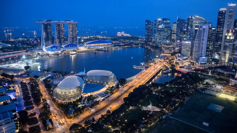 4. Singapore: Được biết đến là đất nước xinh đẹp và trong sạch nhất thế giới, tới với Singapore, du khách sẽ có cơ hội trải nghiệm nền ẩm thực tuyệt vời của đảo quốc này.