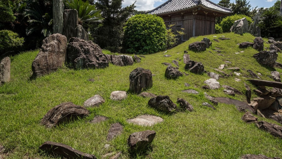 2. Shikoku (Nhật Bản): Được biết đến với con đường hành hương Shikoku, hòn đảo thứ tư của Nhật Bản này đang trở nên ngày càng phổ biến đối với khách du lịch quốc tế bởi vẻ đẹp cổ kính và không kém phần thơ mộng. 2. Shikoku (Nhật Bản): Được biết đến với con đường hành hương Shikoku, hòn đảo thứ tư của Nhật Bản này đang trở nên ngày càng phổ biến đối với khách du lịch quốc tế bởi vẻ đẹp cổ kính và không kém phần thơ mộng.