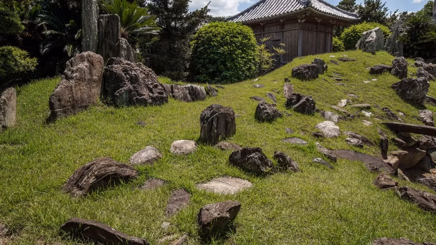 2. Shikoku (Nhật Bản): Được biết đến với con đường hành hương Shikoku, hòn đảo thứ tư của Nhật Bản này đang trở nên ngày càng phổ biến đối với khách du lịch quốc tế bởi vẻ đẹp cổ kính và không kém phần thơ mộng.