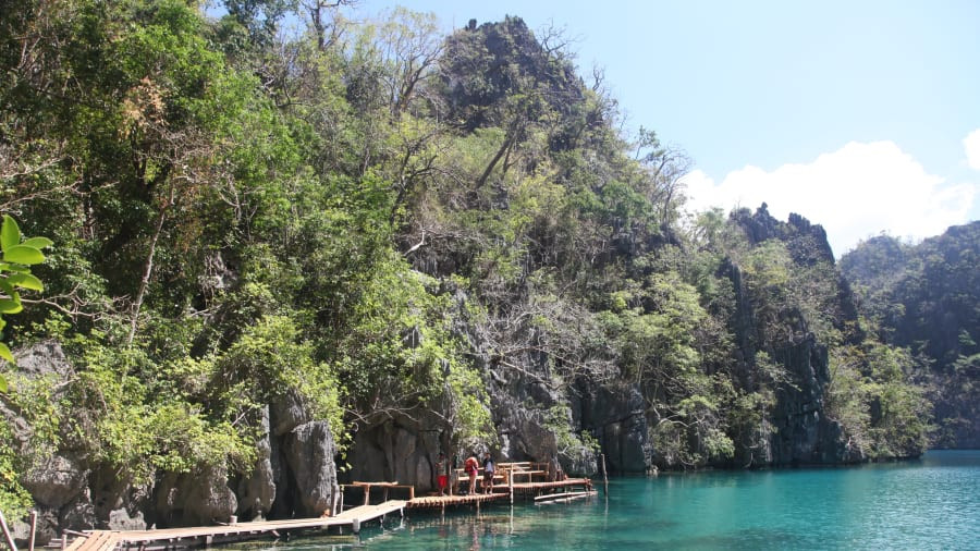 8. Palawan (Philippines): Địa điểm ít người biết tới này ở Philippines còn được mệnh danh là "biên giới cuối cùng" của đất nước. Palawan mang tới du khách những bãi biển tuyệt đẹp và rừng rậm kỳ bí. 8. Palawan (Philippines): Địa điểm ít người biết tới này ở Philippines còn được mệnh danh là "biên giới cuối cùng" của đất nước. Palawan mang tới du khách những bãi biển tuyệt đẹp và rừng rậm kỳ bí.