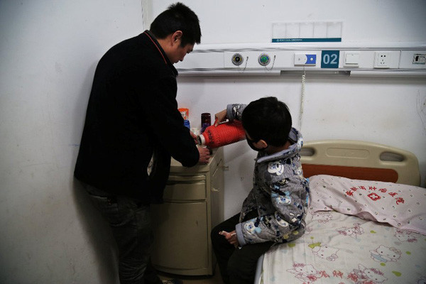 Bố làm "ngựa người" kiếm tiền chữa bệnh cho con ảnh 5 Chen Minghao helps his father serve tea for his visitors, who came to see them at the hospital