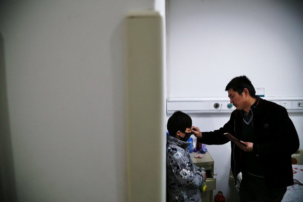 Bố làm "ngựa người" kiếm tiền chữa bệnh cho con ảnh 3 Chen Yuntao helps his son wear a mask at the hospital