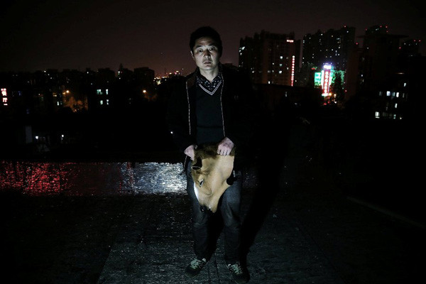 Bố làm "ngựa người" kiếm tiền chữa bệnh cho con ảnh 7 Chen Yuntao takes a photo with his horse head mask late at night in Hefei, capital city of Anhui province on Monday. He doesn