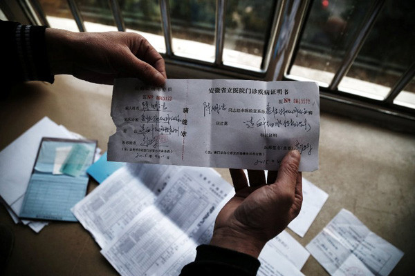 Bố làm "ngựa người" kiếm tiền chữa bệnh cho con ảnh 6 Chen Yuntao shows the diagnosis issued by Anhui Provincial Hospital on Monday. Chen says that he will use this certificate to apply for severe illness aid in his hometown.