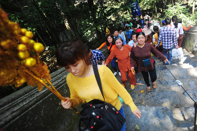 Chùa Hương đón hàng nghìn du khách ngày khai hội ảnh 5