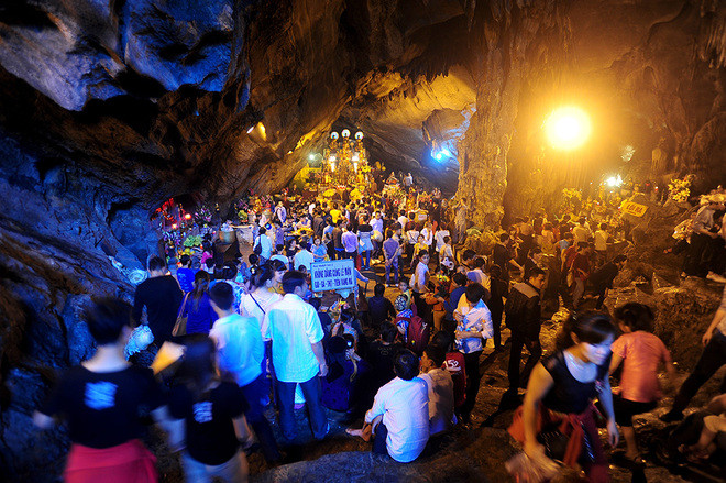 Chùa Hương đón hàng nghìn du khách ngày khai hội ảnh 9