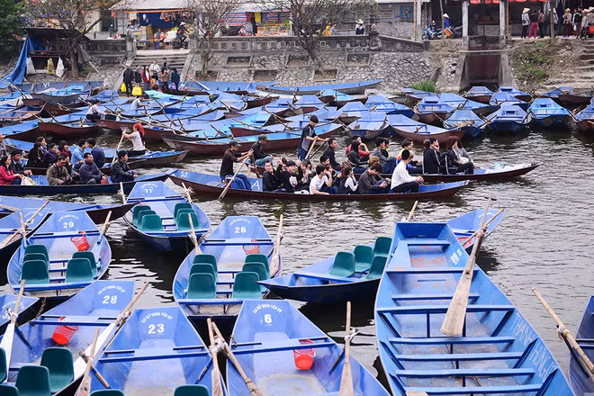 Chùa Hương đón hàng nghìn du khách ngày khai hội ảnh 1