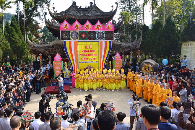 Chùa Hương đón hàng nghìn du khách ngày khai hội ảnh 6