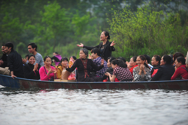 Chùa Hương đón hàng nghìn du khách ngày khai hội ảnh 3