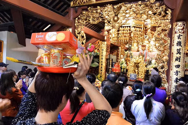 Chùa Hương đón hàng nghìn du khách ngày khai hội ảnh 8