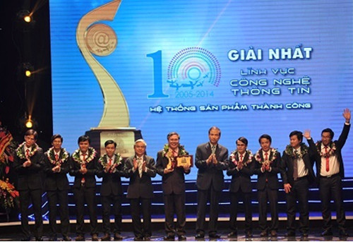 Tập thể ICDREC nhận giải nhất "Nhân tài đất Việt" cuối năm 2014. Ảnh: ICDREC cung cấp Tap-the-ICDREC-nhan-giai-nhat-Giai-thuon
