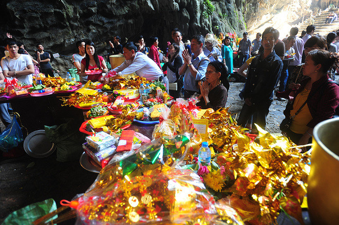 Chùa Hương đón hàng nghìn du khách ngày khai hội ảnh 10