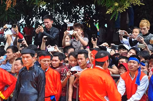 Dân Ném Thượng chém lợn bất chấp tranh cãi