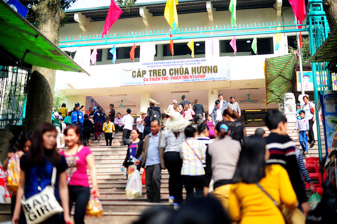 Chùa Hương đón hàng nghìn du khách ngày khai hội ảnh 4