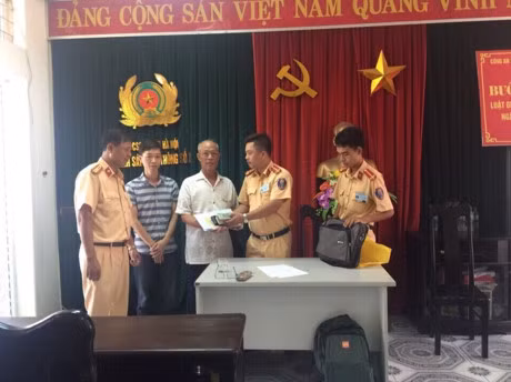 CSGT nhat duoc chiec cap co hon 40 trieu dong tra lai chu nhan - Anh 1