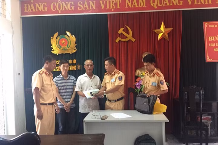 CSGT nhặt được chiếc cặp có hơn 40 triệu đồng trả lại chủ nhân