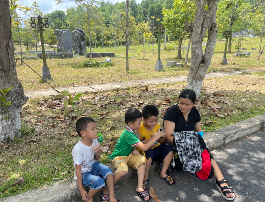 Do chưa có xe điện đưa đón, nên du khách phải đi bộ đến các điểm tham quan tại khu di tích.