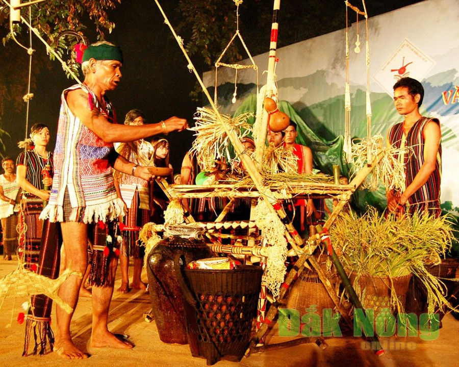 Lễ mừng lúa mới của người Mạ. Ảnh: Y Krắk. Lễ mừng lúa mới của người Mạ. Ảnh: Y Krắk.