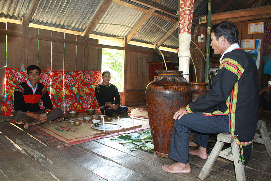 Nghi lễ cúng ché của dân tộc Ê Đê tỉnh Đắk Lắk. Ảnh: Mai Sao. Nghi lễ cúng ché của dân tộc Ê Đê tỉnh Đắk Lắk. Ảnh: Mai Sao.
