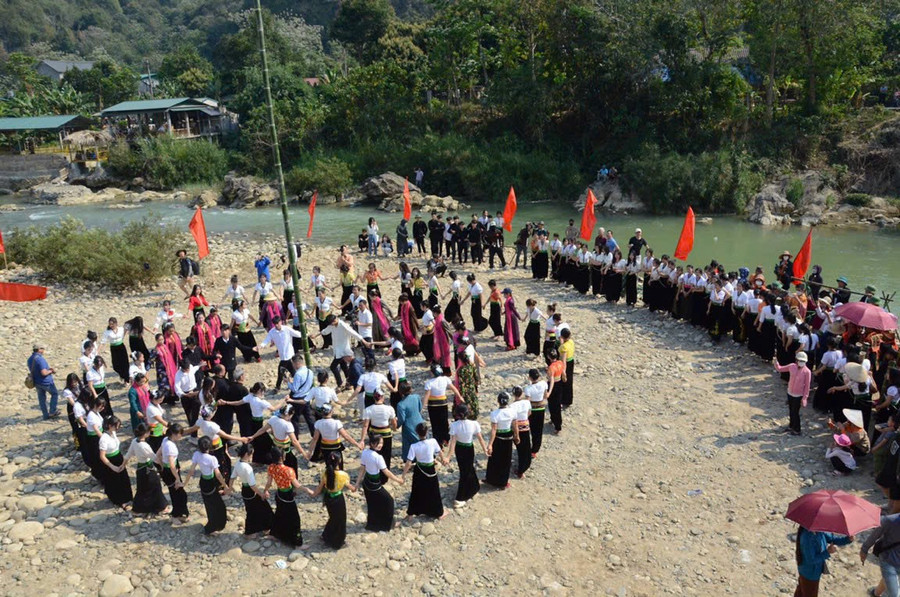 Múa xòe trước bờ suối trong lúc cúng thần núi, thần sông. Múa xòe trước bờ suối trong lúc cúng thần núi, thần sông.