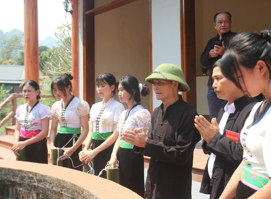 Vào ngày lễ, dân làng tổ chức nghi thức đến miếu Nàng Han để xin nước tại mó nước Nàng Han rồi mang rước về làm phép để cầu an, trừ tà với quan niệm rằng lúc này Nàng Han đã đi cùng xuống sông để gội đầu.