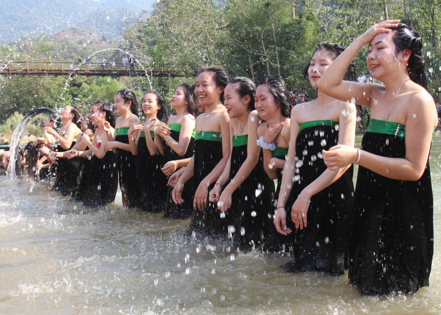 Nụ cười duyên dáng của những cô gái Thái trong lễ gội đầu. Nụ cười duyên dáng của những cô gái Thái trong lễ gội đầu.