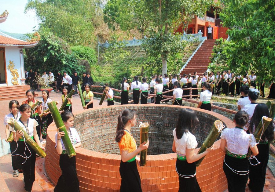 Những cô gái Thái dùng ống tre để múc nước tại Mó Nàng Han. Những cô gái Thái dùng ống tre để múc nước tại Mó Nàng Han.