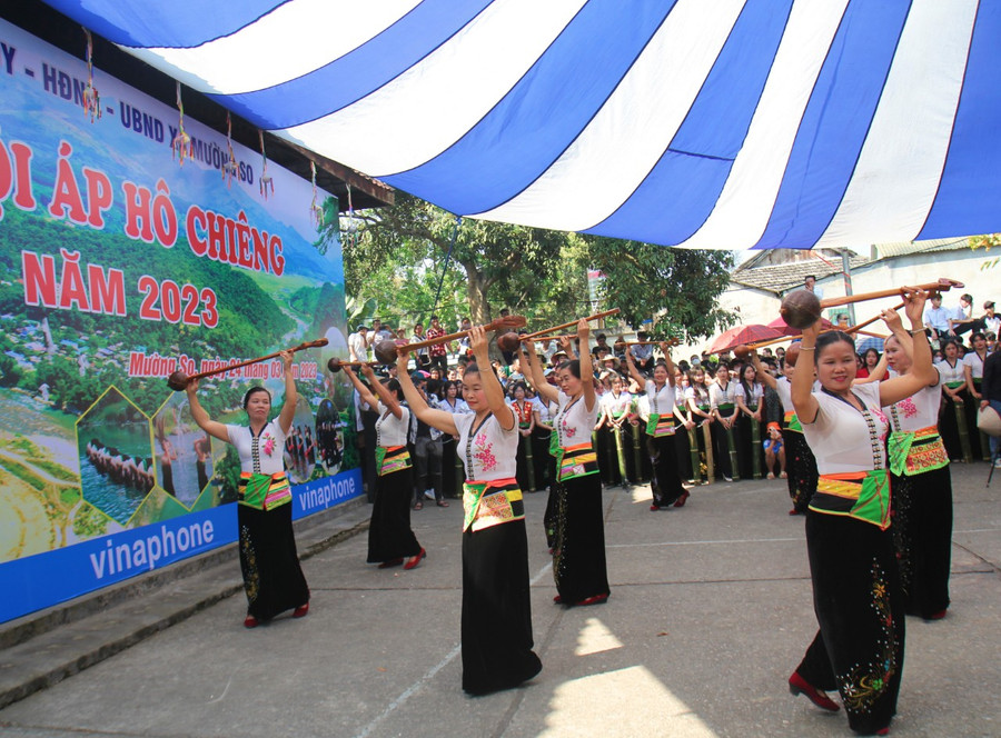 Các nghệ nhân đàn, hát trước đền thờ Nàng Han. Các nghệ nhân đàn, hát trước đền thờ Nàng Han.