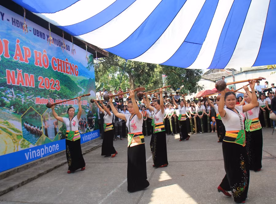 Các nghệ nhân đàn, hát trước đền thờ Nàng Han.