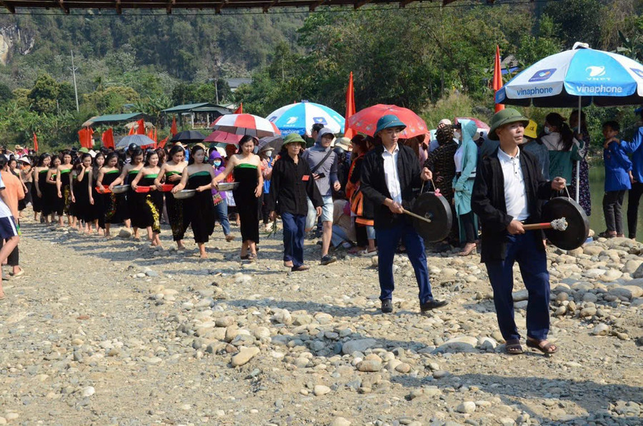 Tại bờ suối, trước khi gội đầu, các cô gái Thái sẽ thoa nước dâng Then và lá thơm lên tóc như một sự tôn kính và tưởng nhớ nữ tướng Nàng Han thuở xưa gội đầu nơi đây. Tại bờ suối, trước khi gội đầu, các cô gái Thái sẽ thoa nước dâng Then và lá thơm lên tóc như một sự tôn kính và tưởng nhớ nữ tướng Nàng Han thuở xưa gội đầu nơi đây.