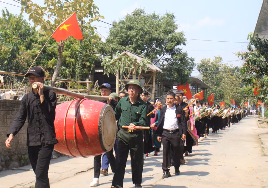 Theo đoàn nghi thức còn có trống, tiếng chiêng nhằm xua đuổi tà ma ra khỏi làng bản, để người dân được bình an vui Xuân đón Tết, mở hội.