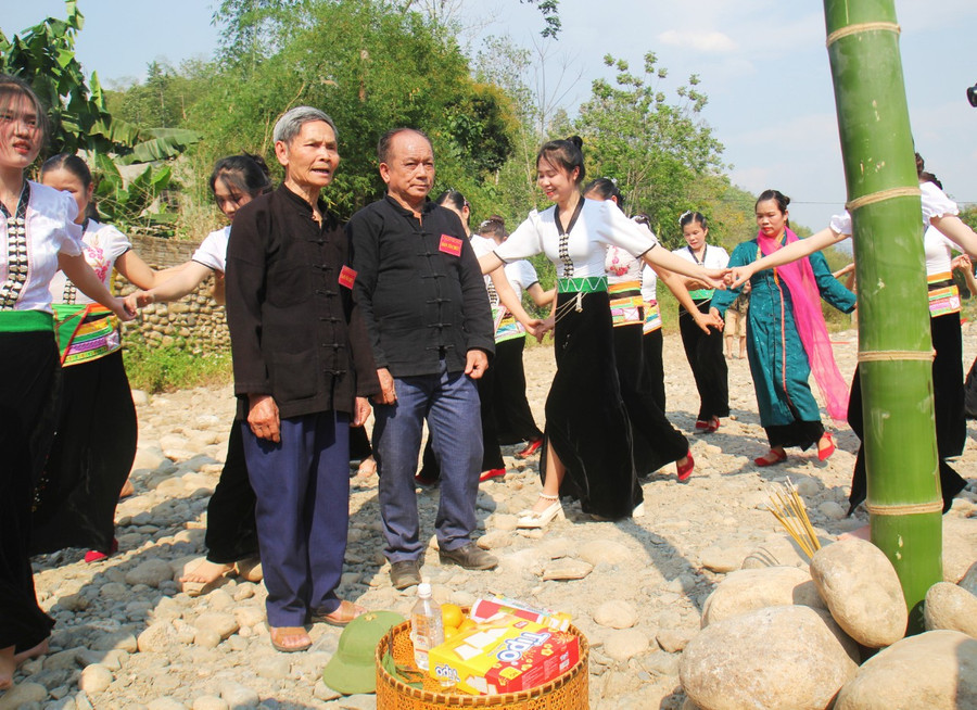 Nghệ nhân Ưu tú Nông Văn Nảo (bên trái) là chủ tế thực hành nghi lễ cúng thần núi, thần sông và cầu phúc, thể hiện ý nguyện của dân làng với các vị thần trong năm mới, cũng như tạ ơn một năm được các vị thần hỗ trợ, bảo vệ. Nghệ nhân Ưu tú Nông Văn Nảo (bên trái) là chủ tế thực hành nghi lễ cúng thần núi, thần sông và cầu phúc, thể hiện ý nguyện của dân làng với các vị thần trong năm mới, cũng như tạ ơn một năm được các vị thần hỗ trợ, bảo vệ.