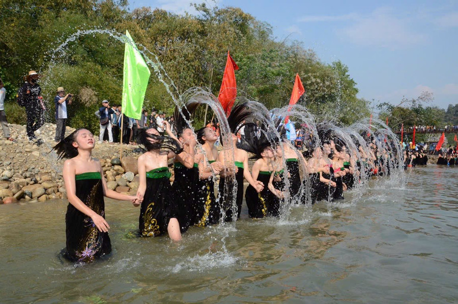 Những mái tóc dài đen óng thả dưới dòng nước. Khi nghe tiếng chiêng hiệu lệnh, mọi người bung tỏa áng tóc hất lên cao. Những mái tóc dài đen óng thả dưới dòng nước. Khi nghe tiếng chiêng hiệu lệnh, mọi người bung tỏa áng tóc hất lên cao.