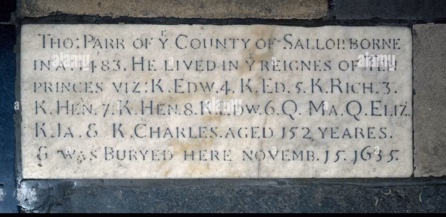 Bia mộ của cụ Thomas Parr tại Tu viện Westminster có ghi năm sinh và năm mất.