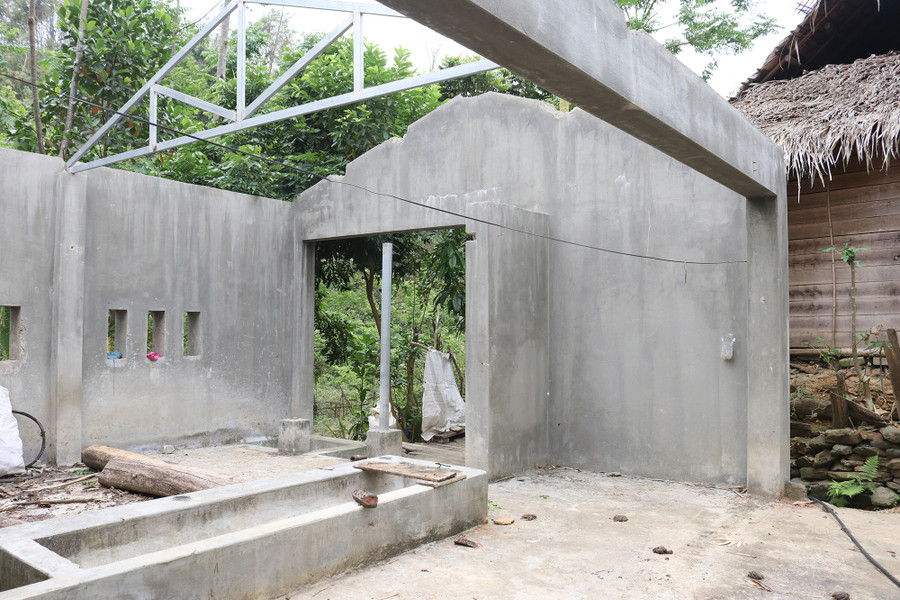 Chuồng bò xây theo đề án tại bản Văng Môn bị người dân tháo dỡ. Ảnh: Phạm Tâm