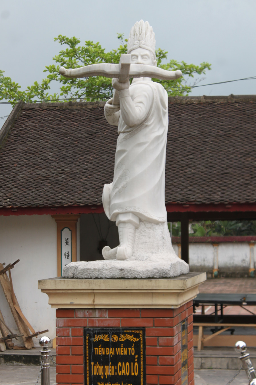 Tượng tướng Cao Lỗ tại di tích nhà thờ họ Cao tại làng Nho Lâm. Tượng tướng Cao Lỗ tại di tích nhà thờ họ Cao tại làng Nho Lâm.