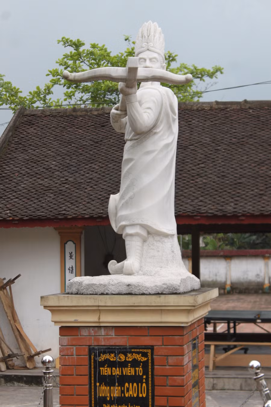 Tượng tướng Cao Lỗ tại di tích nhà thờ họ Cao tại làng Nho Lâm.