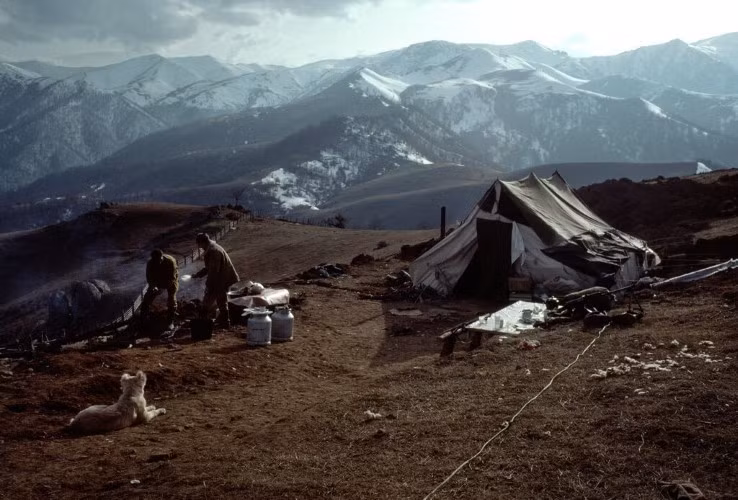 Binh lính Azerbaijan tại căn cứ quân sự tạm bợ tại vùng núi Nagorno-Karabakh năm 1992.
