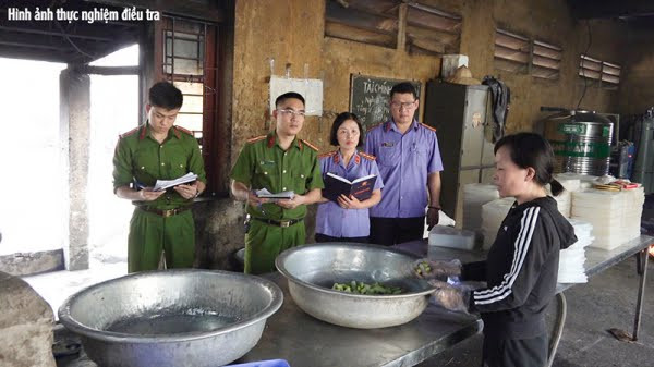 Hà Thị Thi thực nghiệm điều tra vụ đổ thuốc trừ sâu vào thức ăn học sinh. Hà Thị Thi thực nghiệm điều tra vụ đổ thuốc trừ sâu vào thức ăn học sinh.