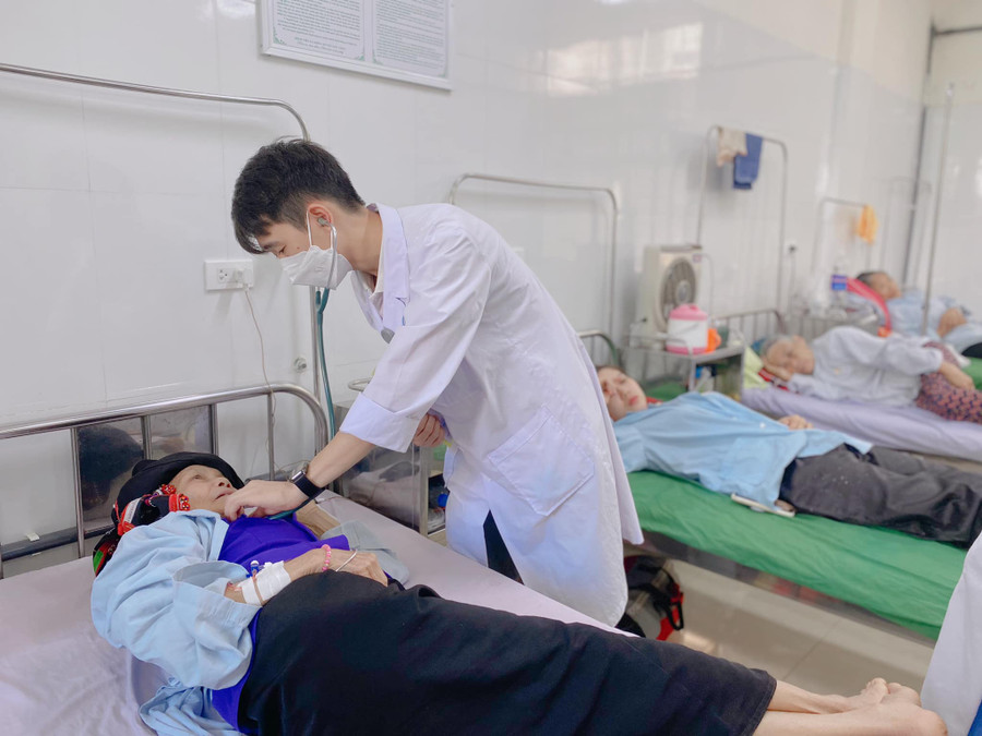 Khám chữa bệnh cho bệnh nhân. Khám chữa bệnh cho bệnh nhân.