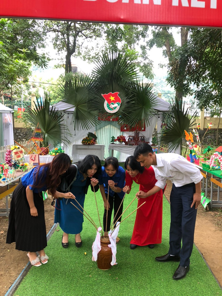 Trong khuôn khổ lễ kỷ niệm, nhà trường còn tổ chức cắm trại.